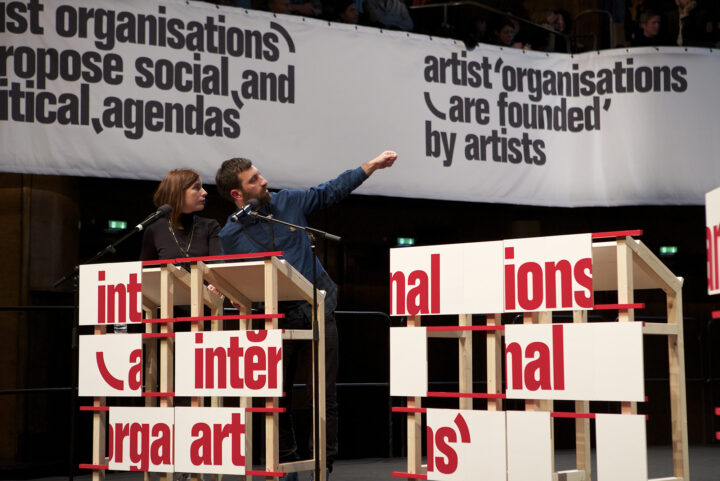 Emily Fahlén & Ahmet Öğüt / Silent University - Artist Organisations International, HAU 1 2015 (c) AOI & Lidia Rossner