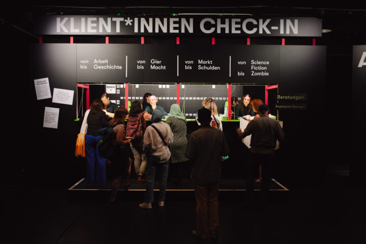 Follow the Money: Check-in (Photo: Yoav Kedem / Nói Crew)